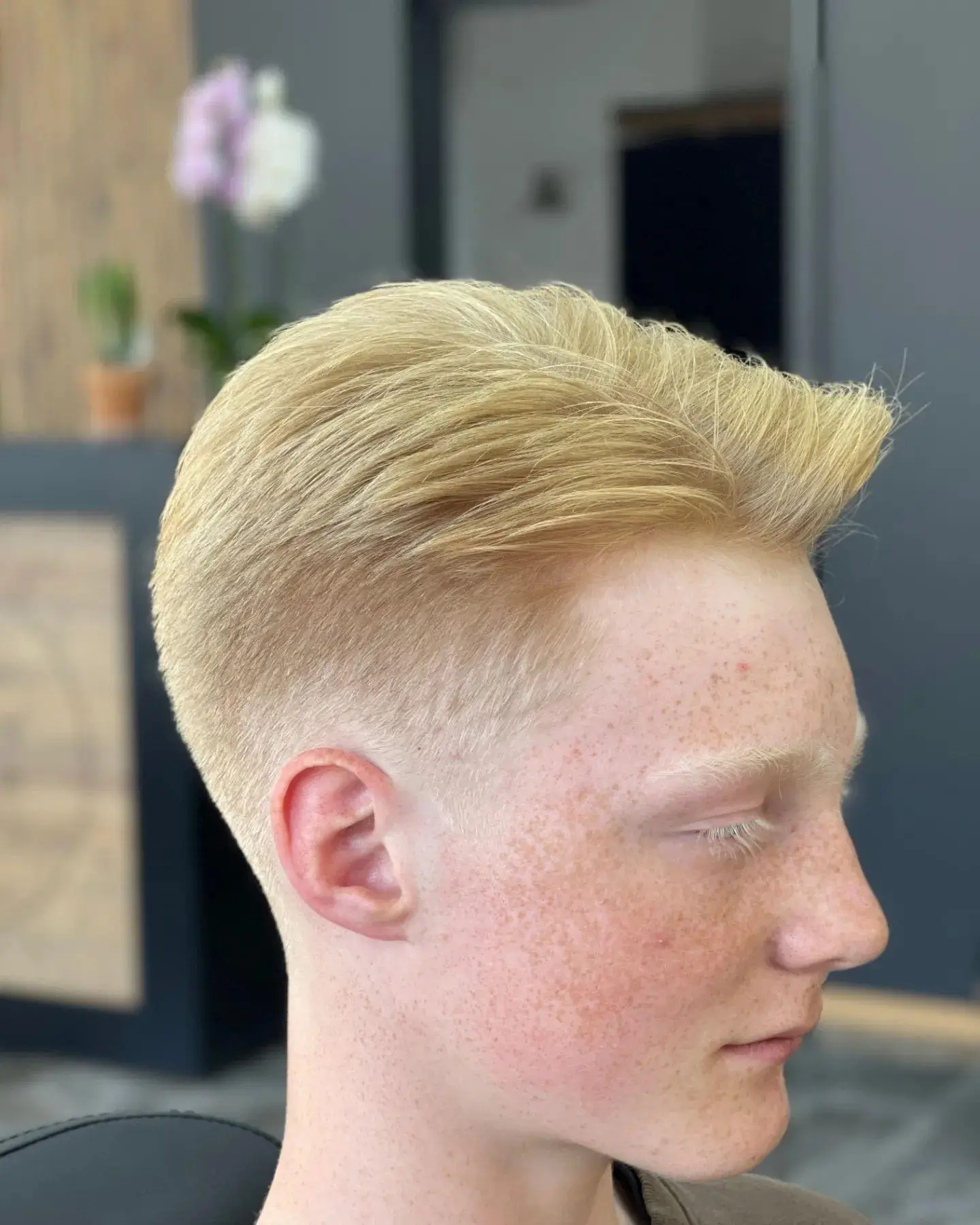Blond quiff klippning